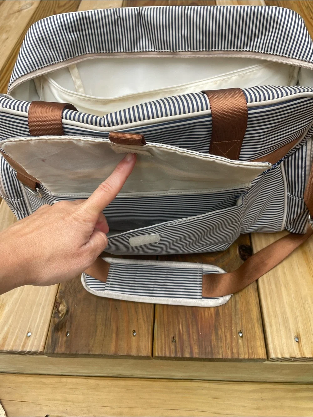 O' Beanie White and Navy Striped Diaper Bag. Brown straps with shoulder pad.